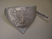 Kunstlederhalstuch mit Totenkopf in Silber