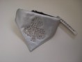 Kunstlederhalstuch mit Kleeblatt in Silber